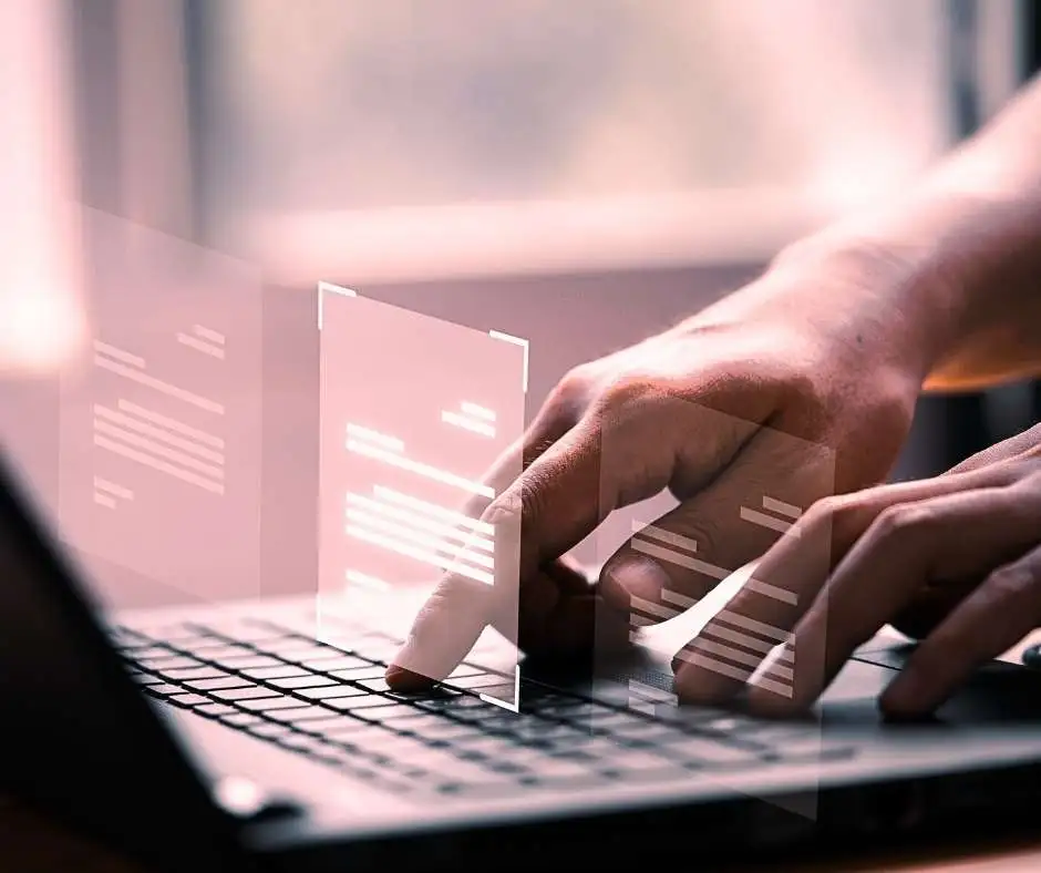 Manos escribiendo en un computador portátil, con ejemplificación de obtención de copia legalizada de documento realizada en notaría online.