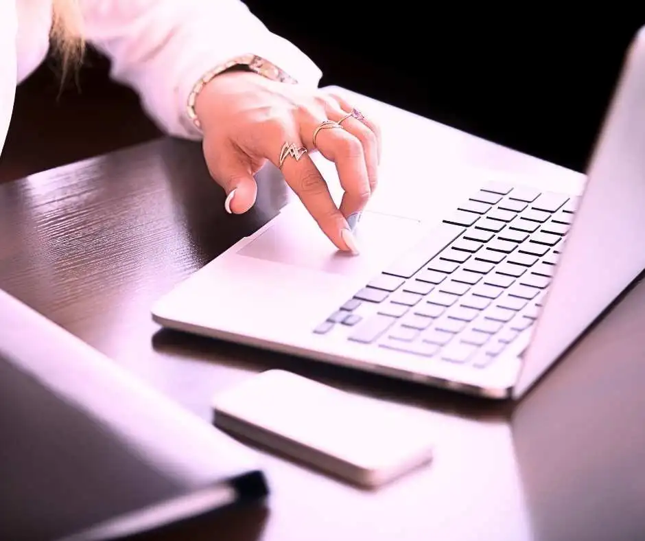 Mano de una notario sobre un computador, que está autorizando firmas para los servicios de notaría online