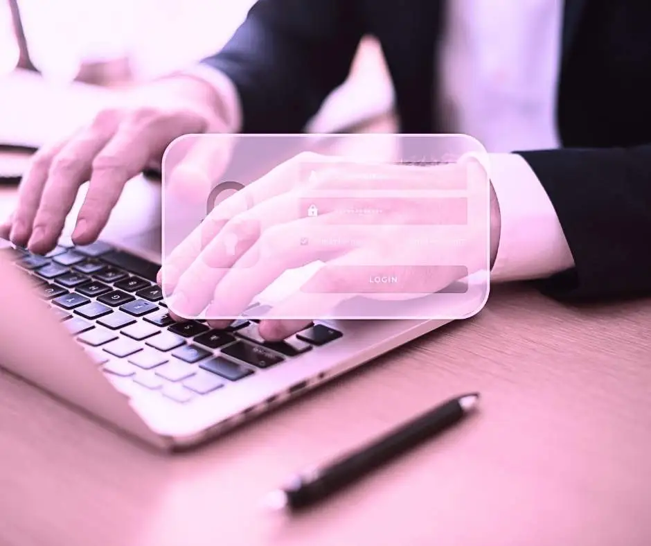 Persona escribiendo en un computador portátil, con una imagen que refleja la necesidad de ingresar una clave única personal, utilizado para firmas electrónicas avanzadas