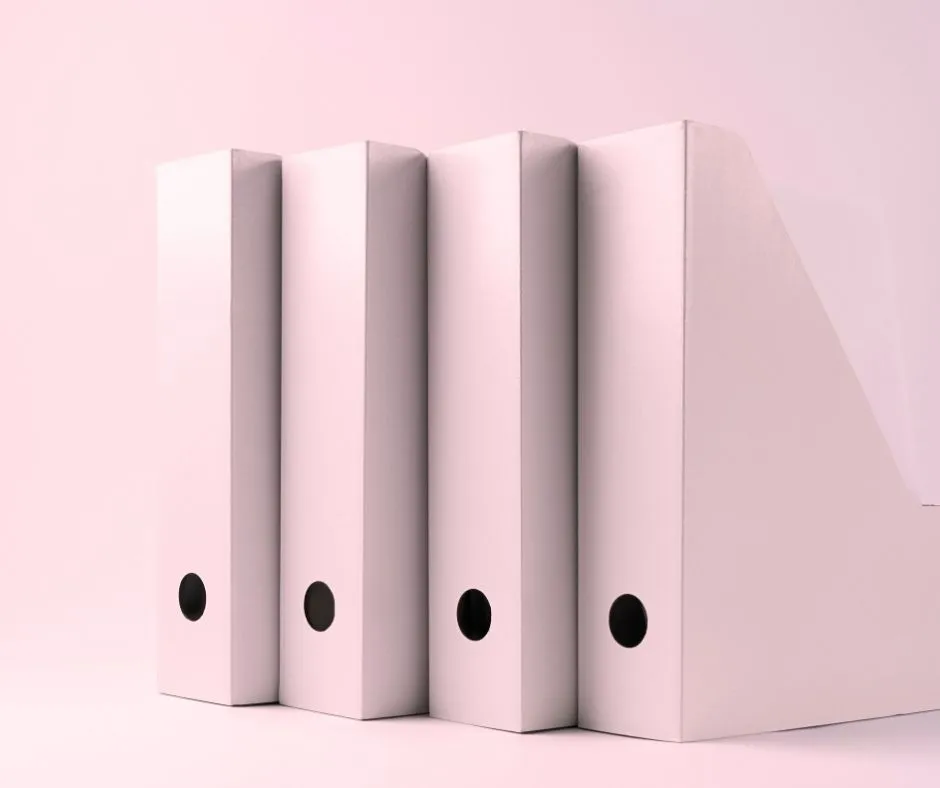 Archivadores que reflejan la protocolización que realiza una notaría online